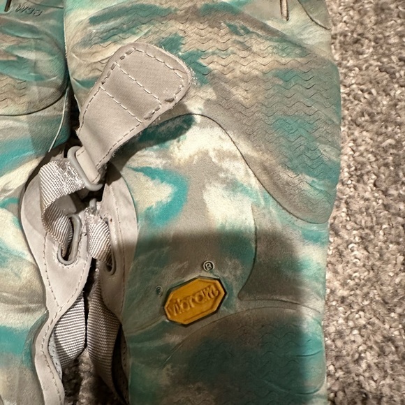 😬SOLD 😬Women's US 6 (36) Vibram FiveFingers Turquoise Camo Minimalist Shoe - Picture 7 of 7